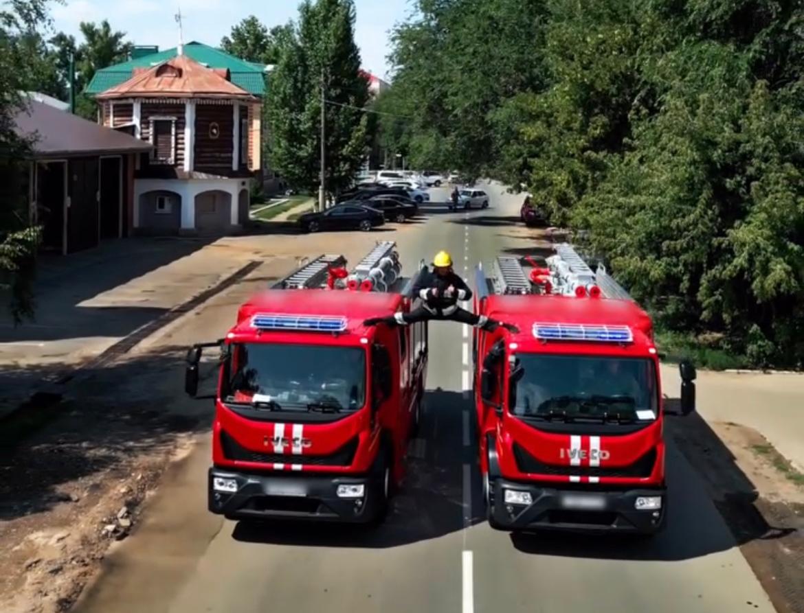 Шпагат между грузовиками: пожарный из ЗКО повторил легендарный трюк Ван Дамма
